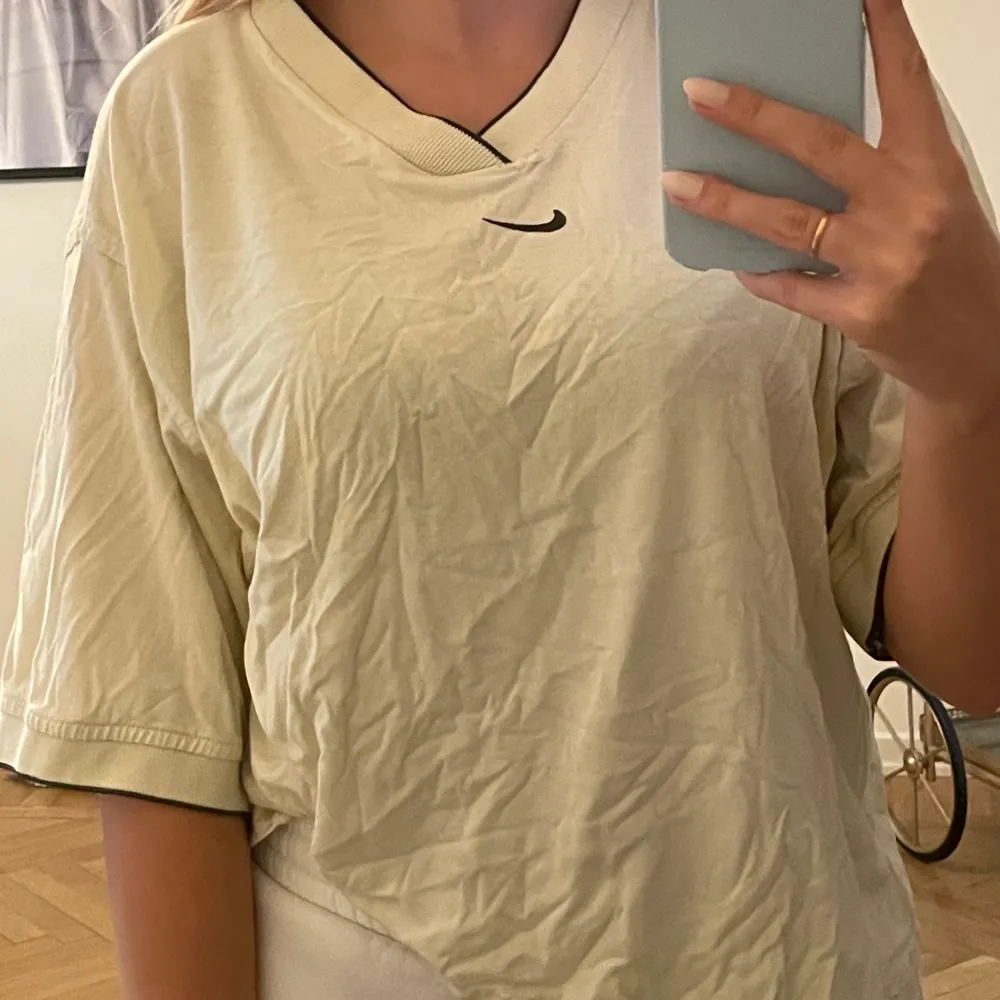 Vintage Nike T-shirt köpt på humana. Den har en lite reva vid halsen som är ihopsydd, knappt synlig. 💕🌸. T-shirts.