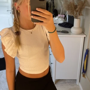 vit volang topp - Säljer denna jättesöta vita volang topp från zara❣️❣️