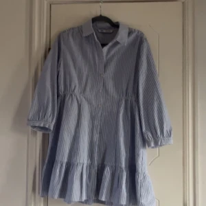 Randig 3/4 ärmar klänning - Säljer denna jätte fina blå vit randiga klänningen💕 Är verkligen super söt och perfekt till sommaren, har som sagt 3/4 armar vilket är ursnyggt! Strl M, säljs inte längre! Säljer för 270 + köpare står för frakt❣️