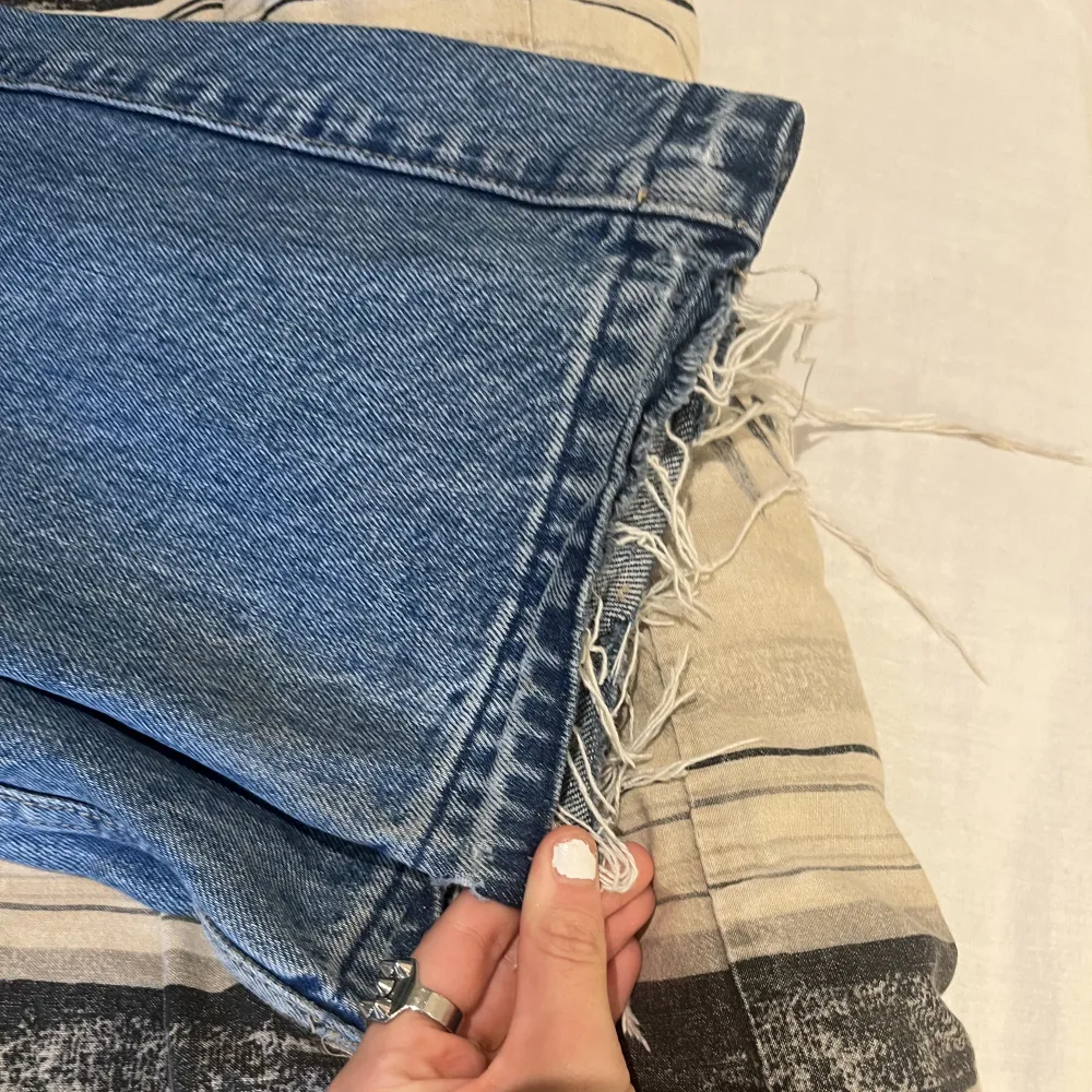 Hej, jag säljer mina Weekday low arrow jeans för att de är för korta.De är upp sprättade längst ner vid benen. Ganska använda men fortfarande bra skick💗 storleken rä 25/30💗 KÖPAREN STÅR FÖR FRAKTEN! 200kr +frakt💗. Jeans & Byxor.