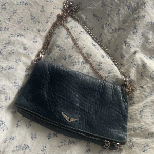 Zadig väska - Super fin mörkblå Zadig väska i läder. Har haft den i 2 år. Kedjan har blivit rostig därav priset, man kan enkelt byta kedja.❤️