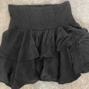 svart basic volang kjol som aldrig kommit till användning då den är för stor🩷