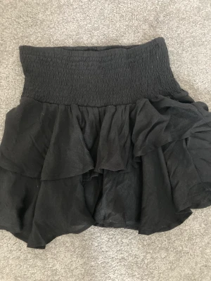 svart volang kjol - svart basic volang kjol som aldrig kommit till användning då den är för stor🩷