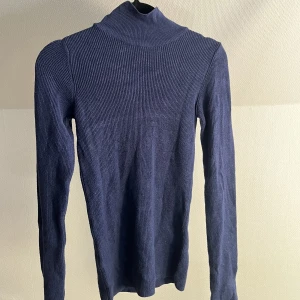 Stickad tröja - Supermjuk och stretchig stickad tröja med halvpolo från NAKD. Endast använd ett fåtal gånger. 