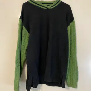 Vintage tröja i blandat material. Oliv grön och svart. 