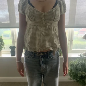 Jätt söt blus - Otroligt fin blus. Säljer för att jag inte har haft någon användning av den. Nästan aldrig använd.🤍🤗