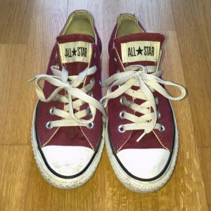 Converse - Låga röda all star converse skor i bra skick! Stl 37-38 Små fläckar på sulorna men inget annat  Skriv för mer info/bilder 🫶