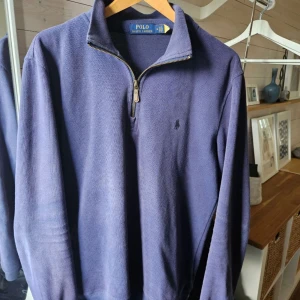 Ralph lauren halv-zip - Säljer nu en skitfet ralph lauren halfzip. Har ej äkthetsbevis (därav priset) , men ser inget som tyder på att den inte är det. Tröjan är i nyskick. Säljer tröjan för 550 men kan även tänka mig byta mot någon annan tröja. Storlek M, passar ungefär 183-190