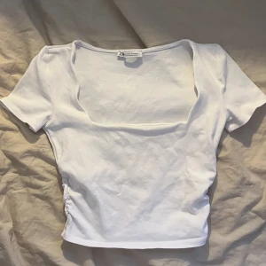 basic vit tshirt  - Köptes från zara men används tyvärr inte längre! Den är använd typ 1-2 gg! Den är i bra skick och har inga defekter 