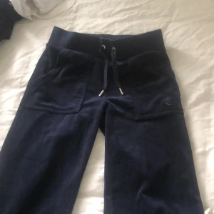 Juicy byxor - Marinblå juicy byxor i bra skick andvänd några gånger, storlek xxs men uppsydda til 146-152