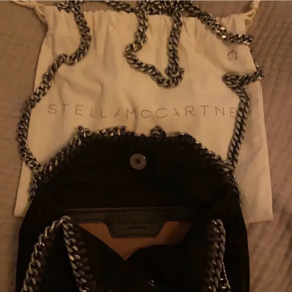Säljer nu min älskade svarta Stella McCartney falabella väska i modellen ”tiny”. Köpt för några år sedan för ca 7500kr. Har inget kvitto! Bra skick förutom defekten man ser på sista bilden!❤️Har inga fler bilder. Säljer endast vid snabb affär.. Väskor.