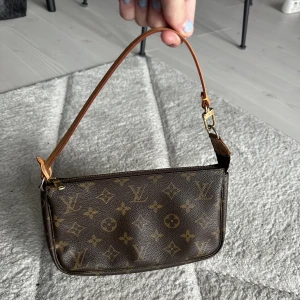 Louis Vuitton  - Säljer denna populära och fina väskan från Louis Vuitton🌸 Den är äkta och i bra skick, äkthetsbevis medföljer!  Postar med spårbar frakt  Pris kan sänkas vid snabb affär🫶🏽