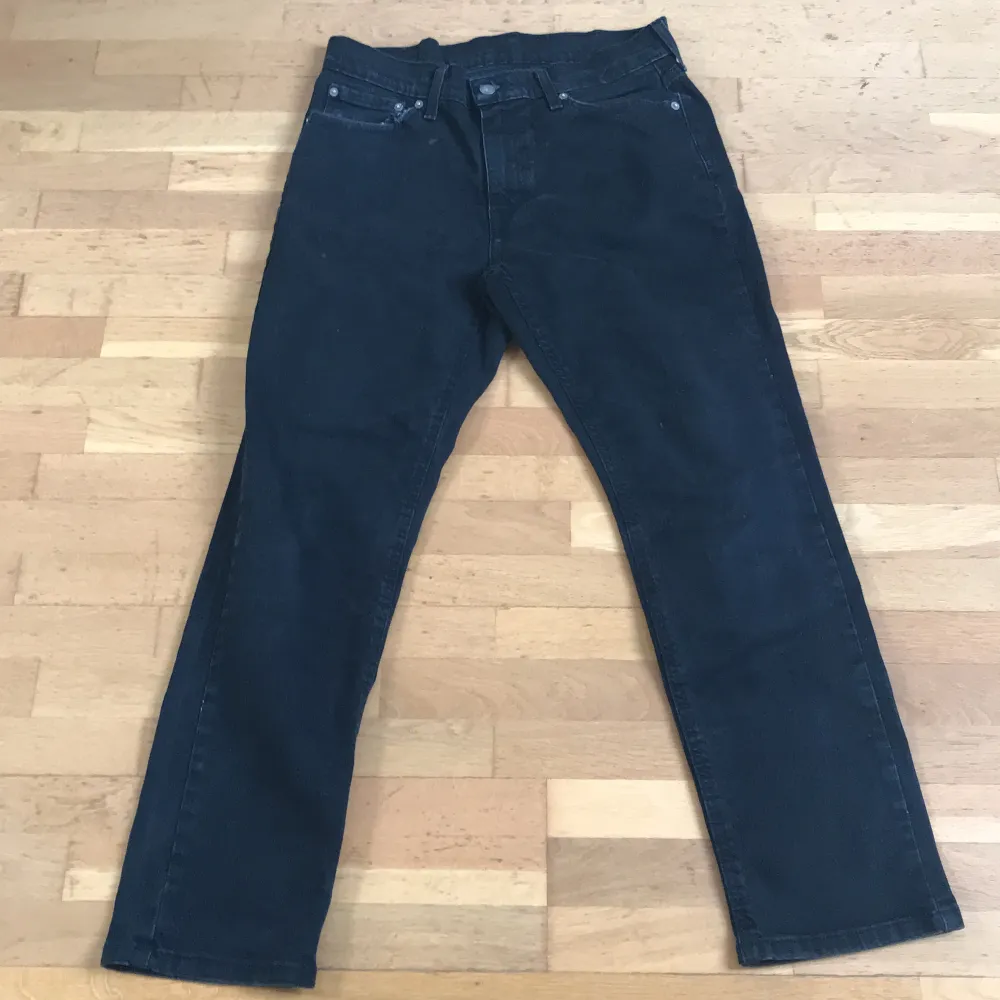 Hej👋 säljer några skitsnygga Svarta Levis jeans Kom och köp. Pris kan diskuteras!🙌🏼. Jeans & Byxor.