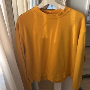 Overzised tröja  - Säljer denna gula sköna tröja från weekday. Har en liten defekt som ni ser på sista bilden annars fint skick. Storlek s 🩷