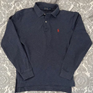 Långärmad piké  - Tja Säljer denna feta långärmade Ralph lauren pikén i ett fint skick skulle säga 8/10. Passar xs och s. Allt gott,  MVH Simon   