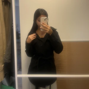 Svart kappa - Sparsamt använd svart ullkappa! Så fin till hösten, inga skador. 