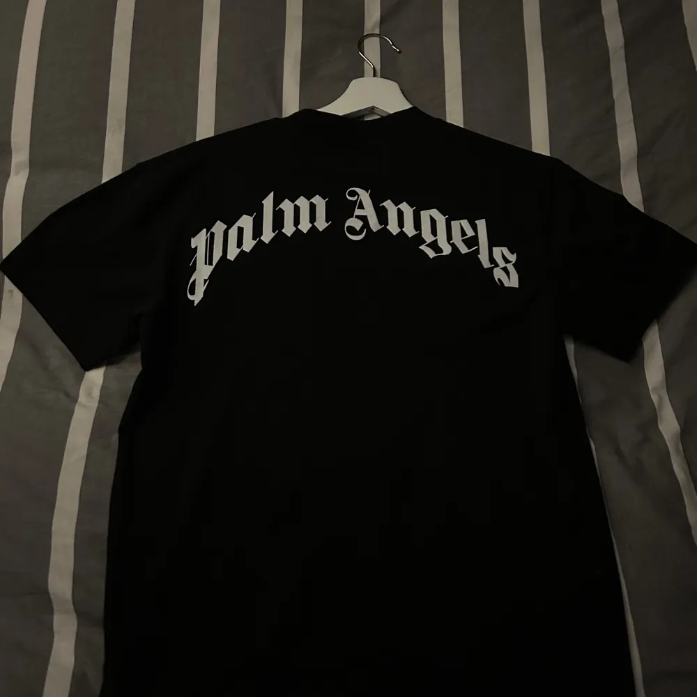 Säljer nu min Palm Angels T-shirt. Aldrig använd och tagen sitter fortfarande på. Nypris är 525$ på palm angels hemsida. Storleken är XS men sitter som S.. T-shirts.