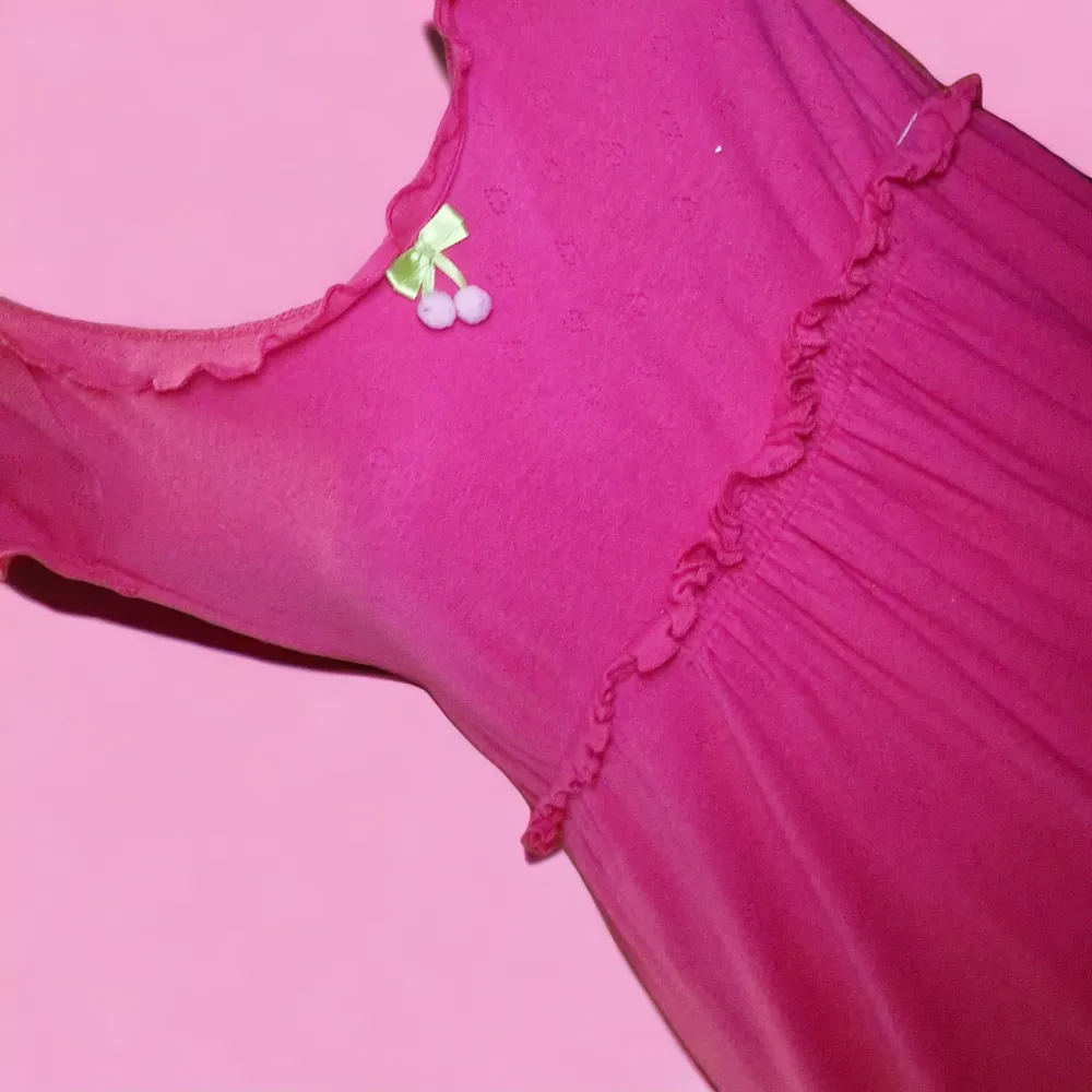 En vintage Betsey Johnson-klänning i äkta Y2K stil. Storlek M, så lite stor för mig tyvärr. Väldigt bra skick med tanke på åldern. Ett unikt fynd 💖 Använd gärna köp-knappen 🥰🥰🥰. Klänningar.