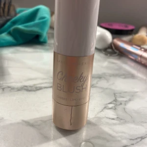 Blush - Blush ifrån makeupmekka. Testad. Färgen rosy cheek 