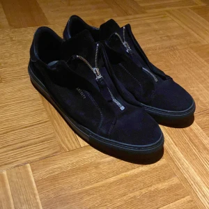 Arigato 90 Zip - Säljer dessa fina arigatos då jag inte använder de längre. Köpte de i sommras på NK i Göteborg men blev knappt använda. Alltså är de i super skick. Bara o skriva om det är något som undras. 