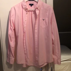 Gant skjorta rosa/vit randig  - Gant skjorta som är hyfsat oanvänd.  Storlek:  Barn 170/”15 years”