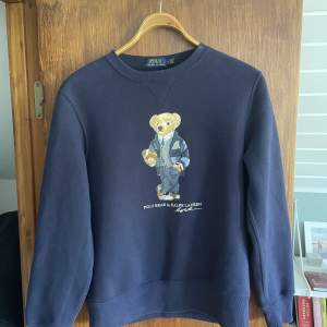 Sweatshirt från Ralph Lauren, Modell Polo Bear sweatshirt. Storlek Medium Använd, i fint skick.