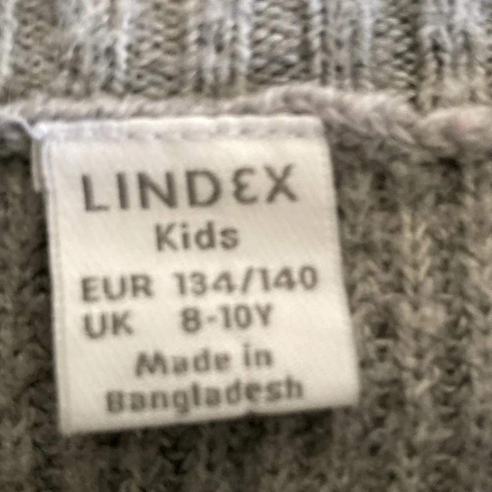 Säljer denna stickade tröja för 75 kr. Den är ganska använd och har ett mönster som finns men inte syns så tydligt💞Skulle säga att den sitter som en xs🫶. Tröjor & Koftor.