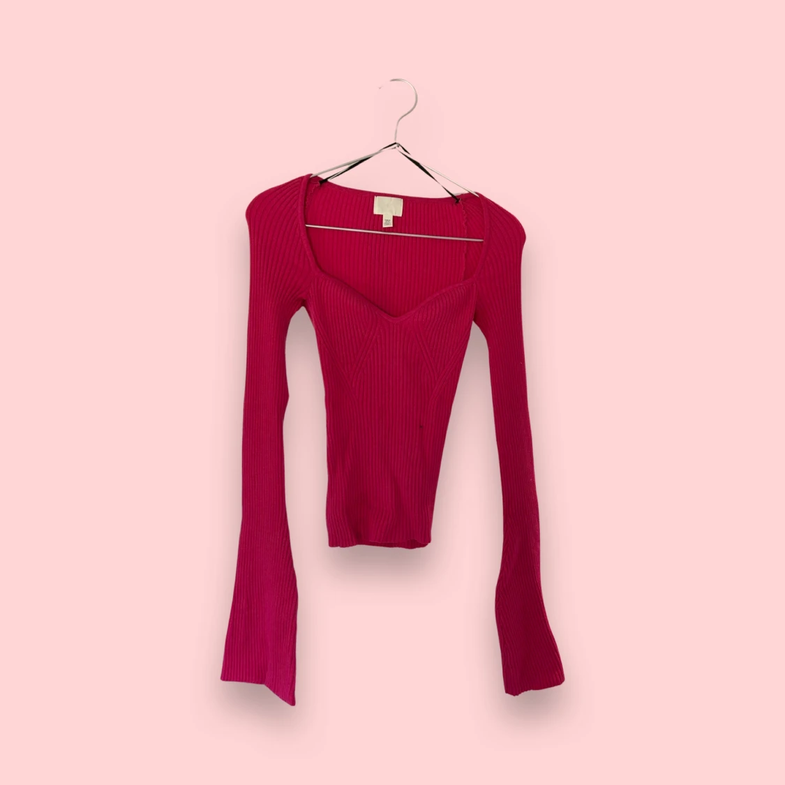 Rosa ribbstickad tröja