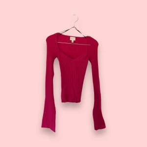 Rosa ribbstickad tröja  - Ribbstickad tröja från H&M med utsvängda ärmar i storlek XS. Har bara använts en gång. Du kan använda KÖP NU 🫶🧚