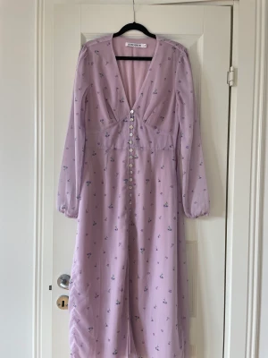 Adoore - Paris dress - Populära Adoore - Paris Dress.  Mönster som inte säljs längre.  Använd 2 ggr.  Storlek 34. Hämtas i centrala Sthlm eller skickas med postnord. 