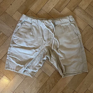 Beige Quicksilver shorts - Snygga quicksilver shorts i bra skick. Strl M