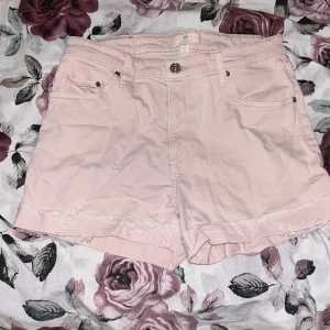 Shorts H&M - Köpte dessa shorts för 2 år sedan. Har det senaste året legat oanvända och är i bra skick och bekväma att ha på sig💕