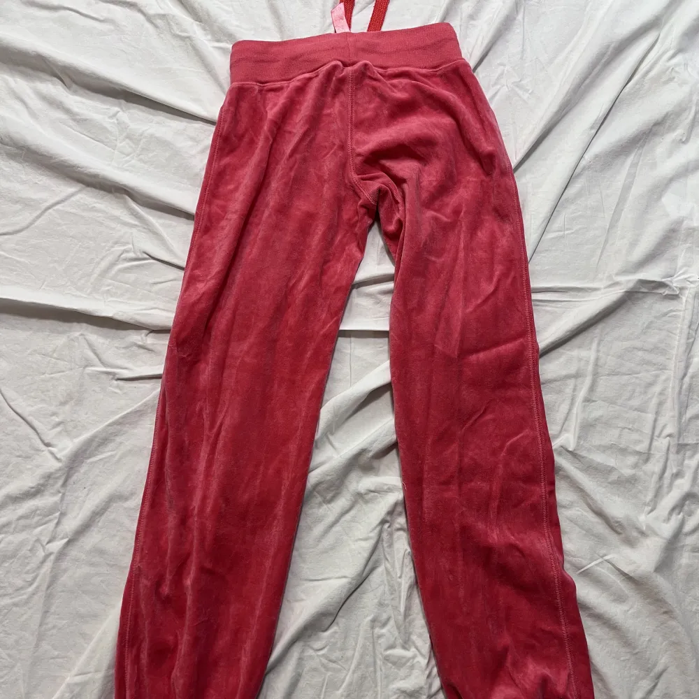 Oanvända rosa mjukisar, mycket sköna i fint skick 🩷. Jeans & Byxor.