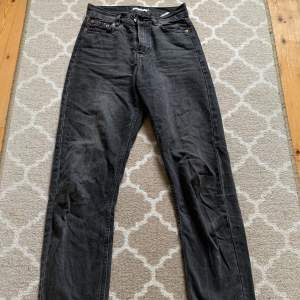Ett par svarta jeans som har varit använda men fortfarande i bra skick, det är lite skadat mellan benen men inget som stör. Lite osäker på storleken 