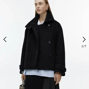 Arket kappa - Säljer min arketkappa, använd i vintras men i fint skick! En söm som gått upp i tyget på insidan men som lätt går att laga🤍