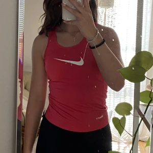 Nike linne - Rosa tränings linne från Nike som inte kommit till användning🩷 Står att det är i storlek M men passar som en xs för mig!  