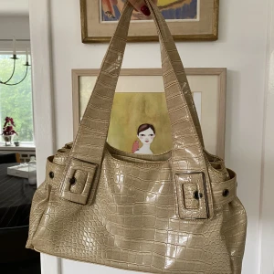 Y2k väska✨✨ - Jättefin ljusbeige väska med krokodilinspirerat mönster från Gallantry!🙌💓 Superfint skick! Fler bilder finns om så önskas!✨