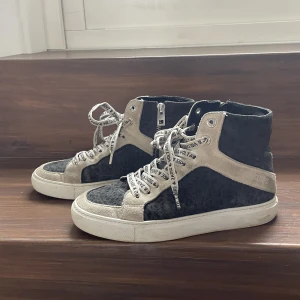 Zadig skor - Säljer mina skit snygga Zadig Voltaire skor, köpta i new york för ett år sedan! Nypris vad 4000kr 