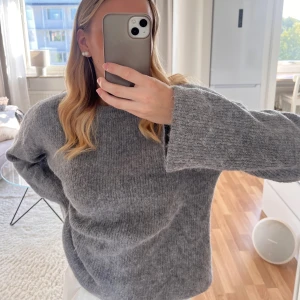 Stickad tröja  - Säljer denna snygga stickade tröja med lite utsvängda armar, använt lite 