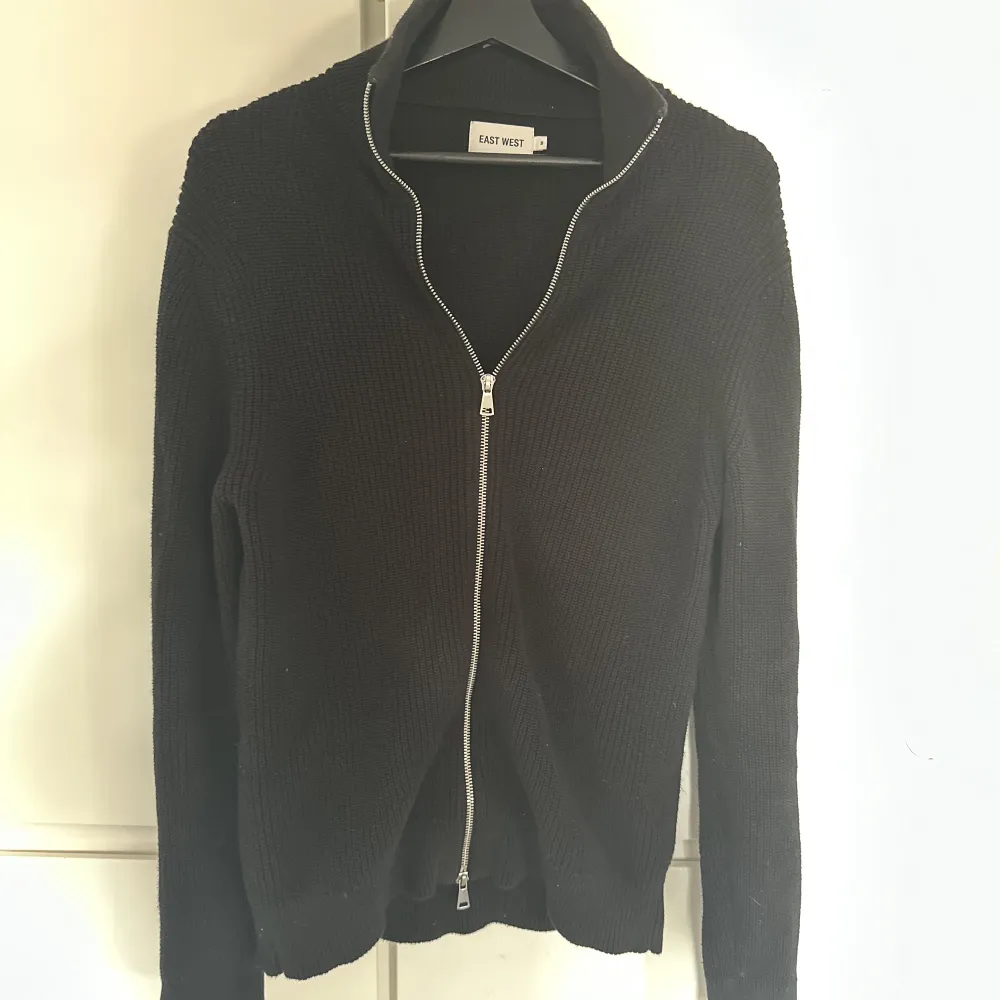 Stickad cardigan från East west i storlek M men skulle säga att den sitter mer som en S. Inte använd speciellt mycket, inga skador. Nypris 899kr   . Tröjor & Koftor.