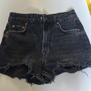 Jeansshorts  - Mid waist Jeansshorts från zara, knappt använda💗 