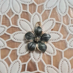 Berlock/hänge  - Fint hänge till armband, örhängen och halsband.  Nickelfritt.  Finns många.  Porto 15 kr.