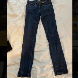 Only jeans! - Säljer ett par blåa only jeans som är en äldre modell! Säljer pga att dom inte passar längre! Dom är mid rise och har strl 27 i midjan och 34 i längd💗Pris kan diskuteras!