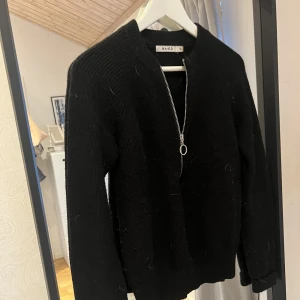 Svart stickad tröja  - Svart stickad tröja med dragkedja från Na-kd. Tröjan är i tjockt, mjukt materiell och i fint skick. Storlek xs men passar lika bra en s🫶🏼🫶🏼
