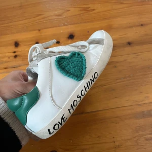 Love moschino skor - Väldigt bra skick , köpta för 4 mån sen från zalando för 1300kr, strl 39