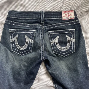 True religion jeans  - Lågmidjade Bootcut True religion jeans i nyskick. Tyvärr för stora för mig därav har jag inte heller någon bild med de på. Innerbenslängd:77 midjemått:40. Köp sker via ”köp nu”