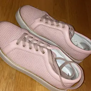 Supersöta rosa sneakers från maxmara. Köpta på Nk för omkring 2000 och säljer för 500. De är i bra skick men är lite små för mig. Storlek 39 ungefär!💗