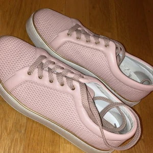 MaxMara skor - Supersöta rosa sneakers från maxmara. Köpta på Nk för omkring 2000 och säljer för 500. De är i bra skick men är lite små för mig. Storlek 39 ungefär!💗