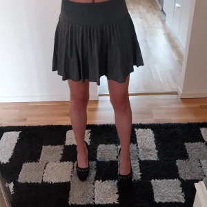 Kort kjol - Oanvänd kort kjol i grå färg. Mönstrad se gärna närbilden. Storlek 36. Betalning sker via swish och köparen står för frakten 