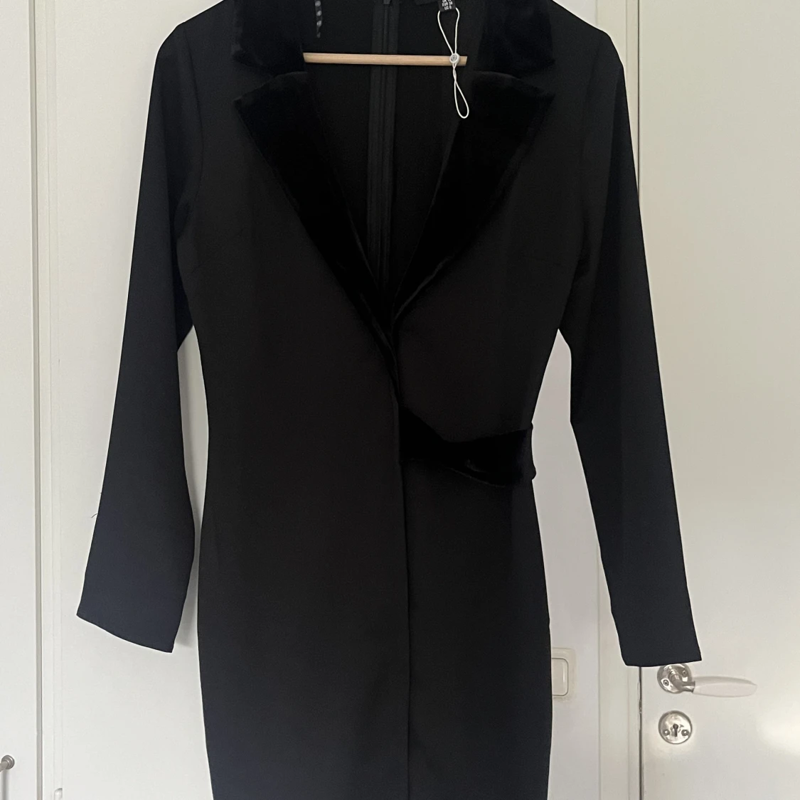 Svart satin klänning  - 90